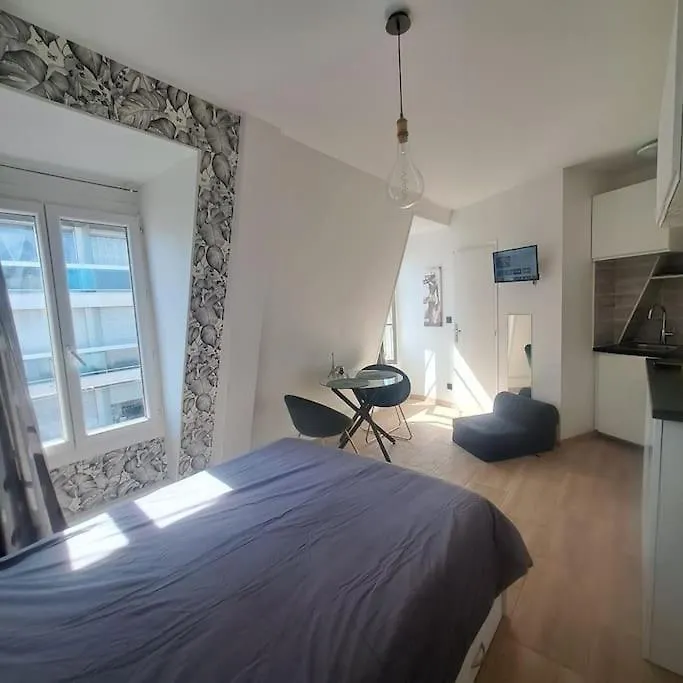 Center Paris Eiffel Tower View Apartment 0*,  France