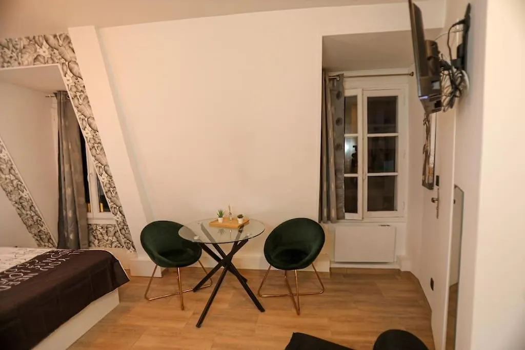 Center Paris Eiffel Tower View Daire 0*,  Fransa